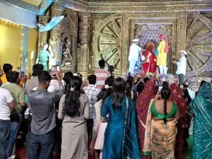 गणेश उत्सव के दौरान श्रद्धालु।