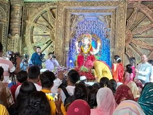 गणेश उत्सव में बड़ी संख्या में भक्त पहुंचे।