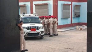 बाल सुधार गृह के पास बड़ी संख्या में पहुंचे पुलिसकर्मी।