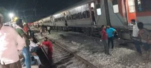 लोकमान्य एक्सप्रेस को रोकना पड़ा।