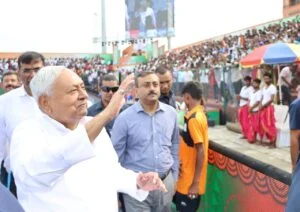 खिलाड़ियों का अभिवादन करते हुए नीतीश कुमार।