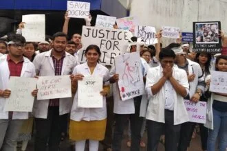 PMCH में दूसरे दिन भी हड़ताल पर इंटर्न डॉक्टर।