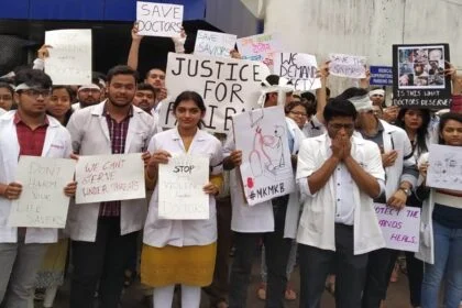 PMCH में दूसरे दिन भी हड़ताल पर इंटर्न डॉक्टर।
