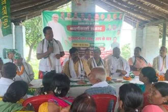 कार्यक्रम में लोगों को संबोधित करते हुए।