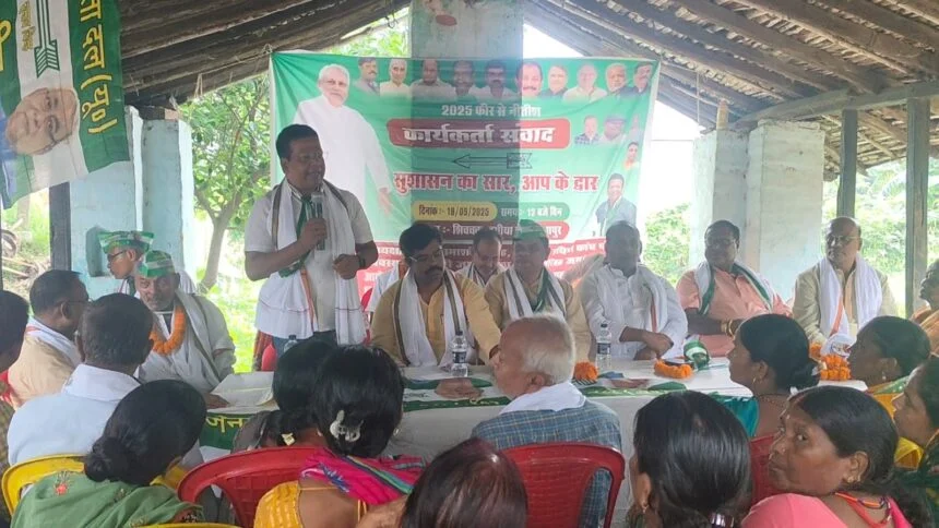 कार्यक्रम में लोगों को संबोधित करते हुए।