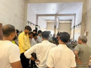 दुकान में लगी भीड़।
