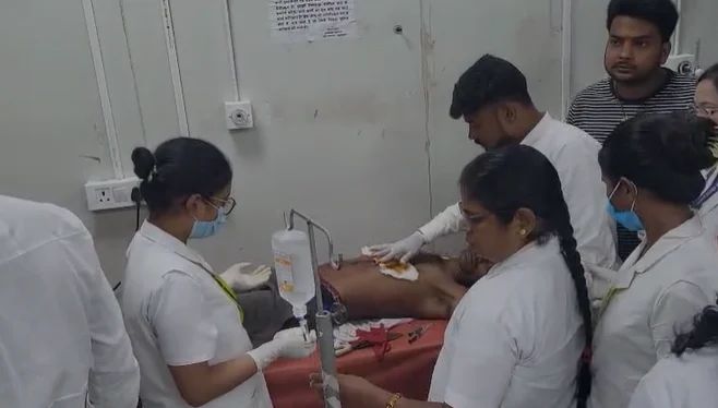 जख्मी युवक को पीएमसीएच रेफर किया गया।