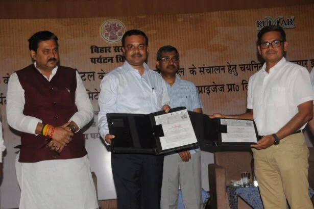 MOU पर सिग्नेचर के बाद दिखाते हुए अधिकारी। साथ में मंत्री राजू सिंह।