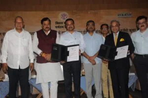 MOU पर सिग्नेचर के बाद दिखाते हुए अधिकारी। साथ में मंत्री राजू सिंह।