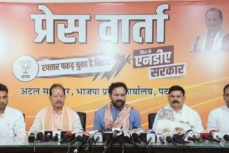 पीसी के दौरान केंद्रीय मंत्री के साथ डिप्टी सीएम विजय सिन्हा।