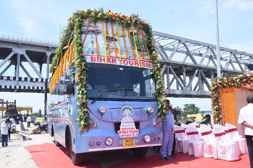 डबल डेकर बस में 40 सीटों की फैसिलिटी।