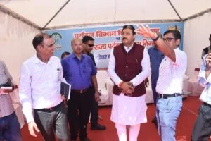 उद्घाटन के दौरान मंत्री राजू सिंह के साथ पर्यटन विभाग के सचिव लोकेश कुमार।