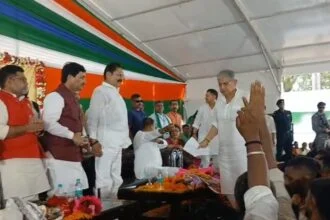 एनडीए कार्यकर्ता सम्मेलन में मंच पर अनंत सिंह के साथ केंद्रीय मंत्री ललन सिंह।