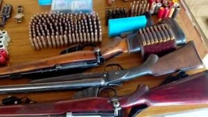 पुलिस के पास बरामद हथियार।