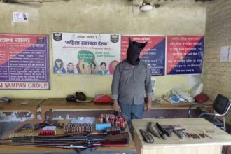 बरामद हथियार के साथ आरोपी।