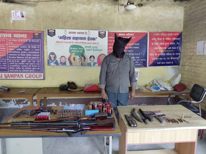 बरामद हथियार के साथ आरोपी।