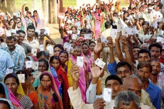 बिहार विधानसभा चुनाव में मतदान।