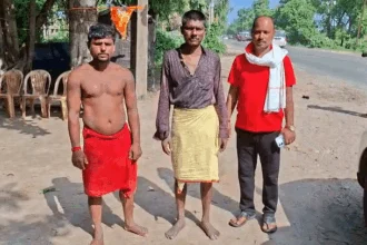 गंगा से निकले हुए दोनों युवक।