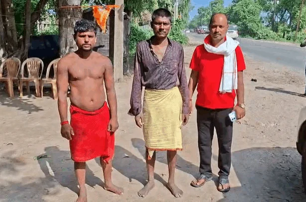 गंगा से निकले हुए दोनों युवक।