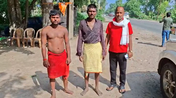 गंगा से निकले हुए दोनों युवक।