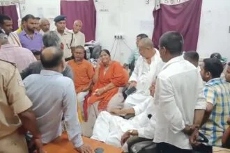 लोगों को समझाने के लिए पहुंची पूर्व विधायक।