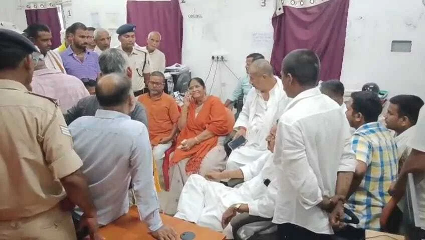 लोगों को समझाने के लिए पहुंची पूर्व विधायक।