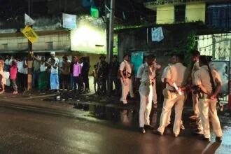 घटनास्थल पर मौजूद पुलिस की टीम।