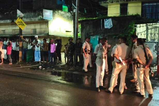 घटनास्थल पर मौजूद पुलिस की टीम।