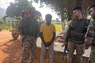 पुलिस की गिरफ्त में नक्सली।