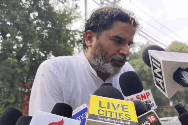 सभा के दौरान संबोधित करते हुए प्रशांत किशोर।