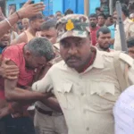 दुष्कर्म के आरोपी को पिटाई करते हुए लोग।