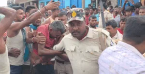 दुष्कर्म के आरोपी को पिटाई करते हुए लोग।