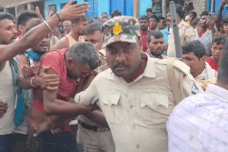 दुष्कर्म के आरोपी को पिटाई करते हुए लोग।