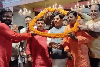 केंद्रीय मंत्री शाहनवाज हुसैन समेत अन्य नेता।