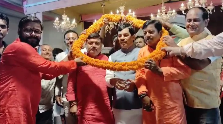 केंद्रीय मंत्री शाहनवाज हुसैन समेत अन्य नेता।