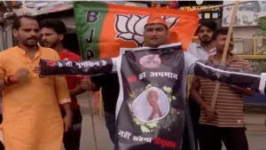सड़क पर प्रदर्शन करते हुए लोग।