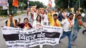 सड़क पर महिलाओं का हल्ला बोल।