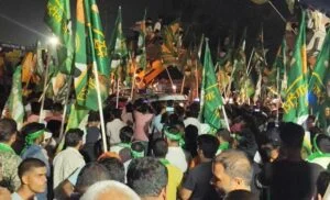 यात्रा के दौरान राजद समर्थक।